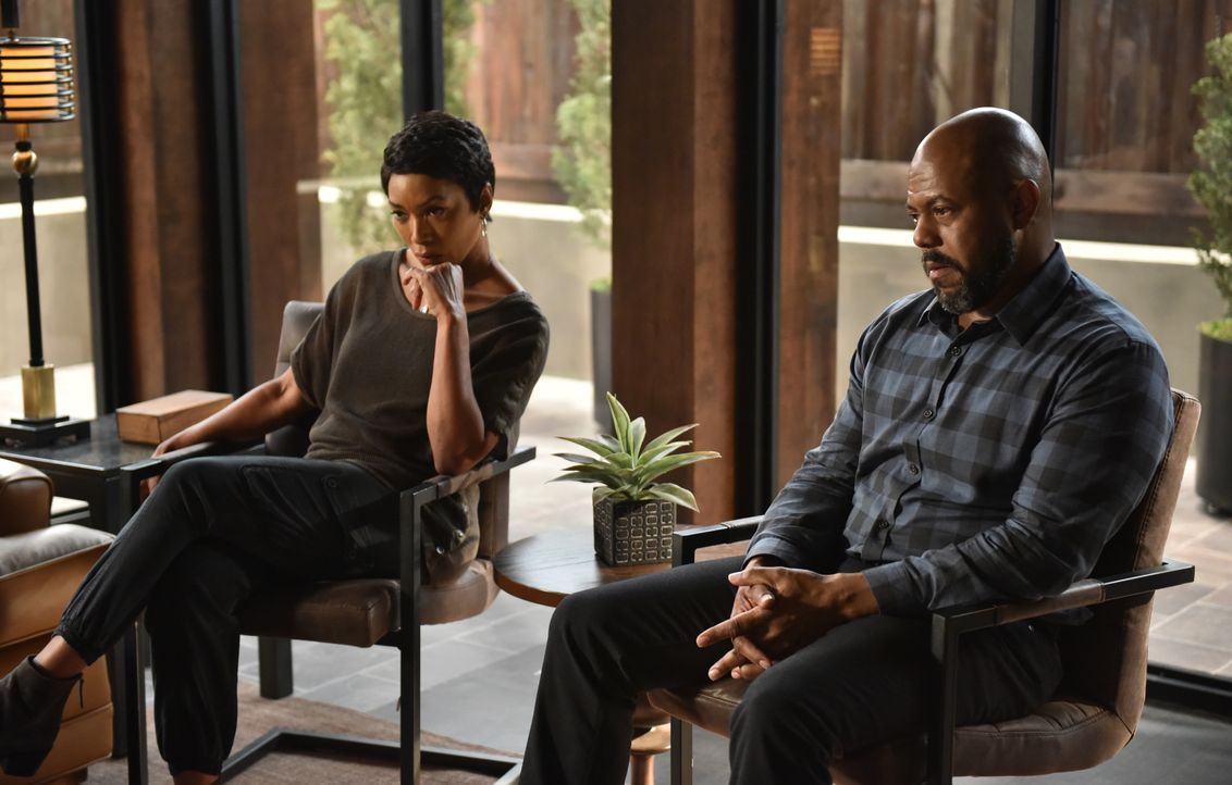Die Ehe von Athena (Angela Bassett, l.) und Michael (Rockmond Dunbar, r.) steht unter keinem guten Stern, doch als ein attraktiver fremder Mann Athe... - Bildquelle: 2018 Fox and its related entities.  All rights reserved.