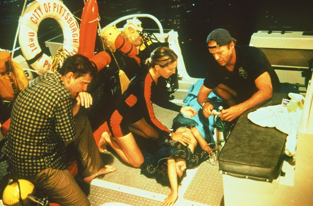 Haben eine neue Leiche gefunden: Wasserschutzpolizist Tom Hardy (Bruce Willis, r.) und seine Kollegin Jo (Sarah Jessica Parker, 2.v.l.) ... - Bildquelle: Columbia Pictures