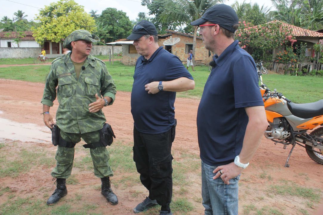 Toto (M.) und Harry (r.) - die beiden wohl bekanntesten Polizisten der Republik - hat es nach Brasilien verschlagen. Gemeinsam mit den Kollegen vor... - Bildquelle: kabel eins