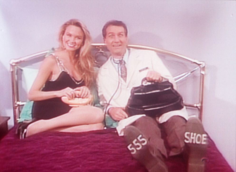 Mit der attraktiven Blondine Muffy (Kari Whitman, l.) macht Al (Ed O'Neill, r.) Werbung für seinen Schuh-Notrufservice. - Bildquelle: Columbia Pictures