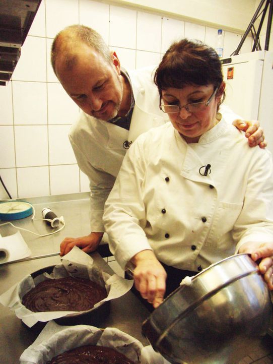 Sternekoch Frank Rosin (l.) schaut Lena Solovev (l.) bei der Arbeit über die Schulter. - Bildquelle: kabel eins