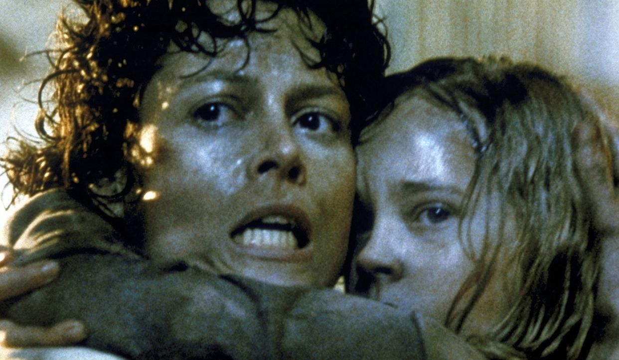 Ripley (Sigourney Weaver, l.) entdeckt in einem Versteck Newt (Carrie Henn, r.), die als einzige den Monstern entkommen konnte ... - Bildquelle: 20th Century Fox of Germany