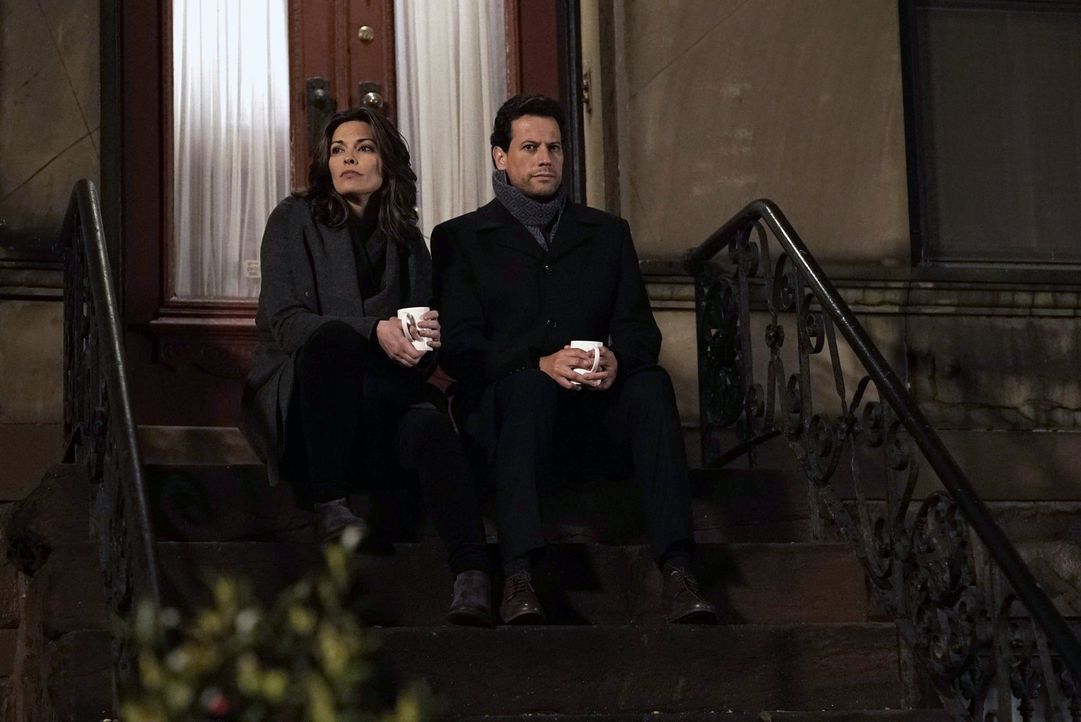 Die durch die Erinnerungen an Sean leidende Jo (Alana De La Garza, l.) benötigt dringend Hilfe von Henry (Ioan Gruffudd, r.) ... - Bildquelle: Warner Brothers