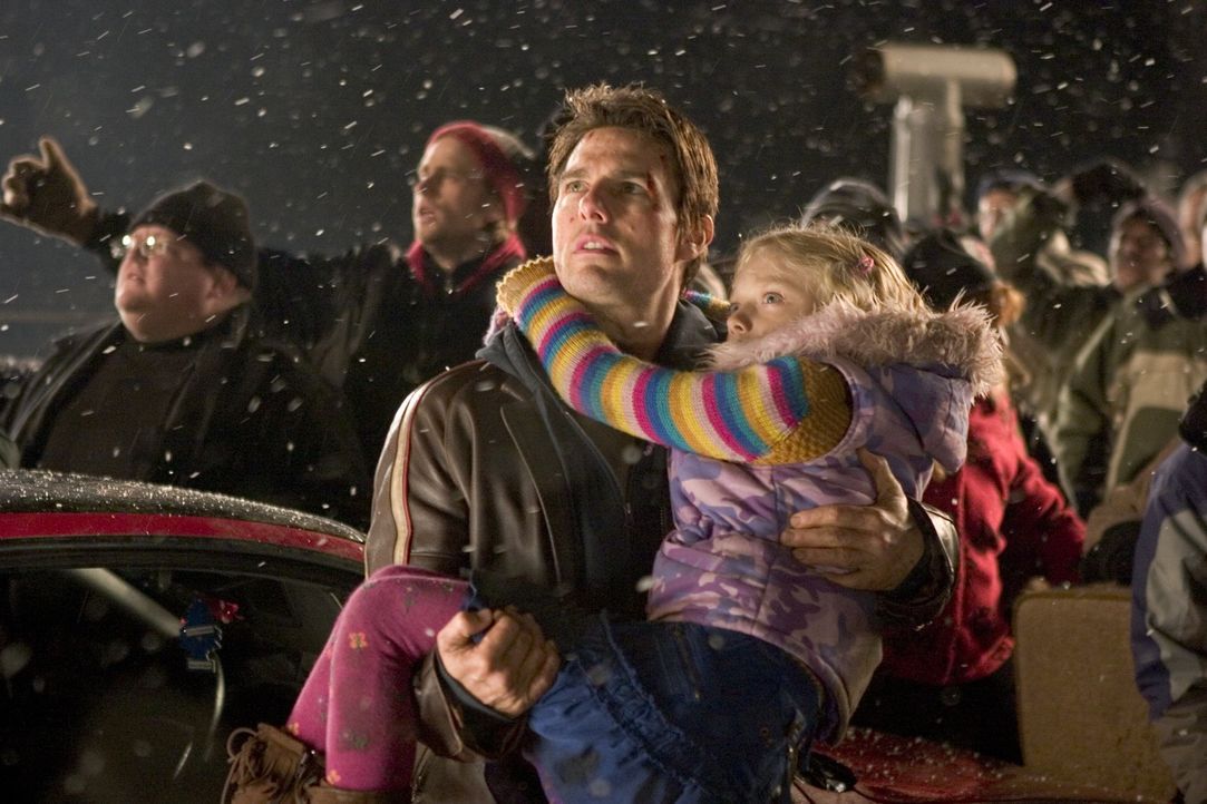 Kaum glaubt Ray (Tom Cruise, l.), dass er und seine Kinder (Justin Chatwin, r.) in Sicherheit sind, da tauchen auch schon die nächsten außerirdische... - Bildquelle: 2004 Paramount Pictures All Rights Reserved.