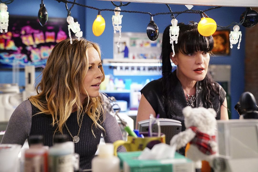 Aufgrund eines Falls, bei dem ein Toter auf einem Golfplatz aufgefunden wird, lernen sich endlich persönlich kennen: Jack (Maria Bello, l.) und Abby... - Bildquelle: Sonja Flemming 2017 CBS Broadcasting, Inc. All Rights Reserved. / Sonja Flemming