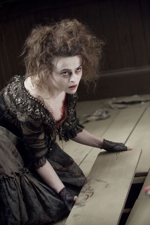 Mrs. Lovett (Helena Bonham Carter) entwickelt eine ausgeprägte Leidenschaft für diabolische Fleischpasteten ... - Bildquelle: Warner Bros.