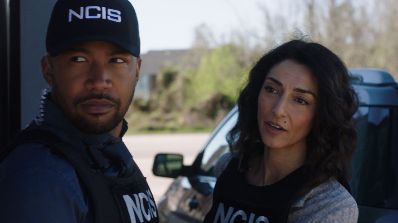 Quentin Carter (Charles Michael Davis, l.); Hannah Khoury (Necar Zadegan, r.) - Bildquelle: 2021 CBS Broadcasting Inc. All Rights Reserved.