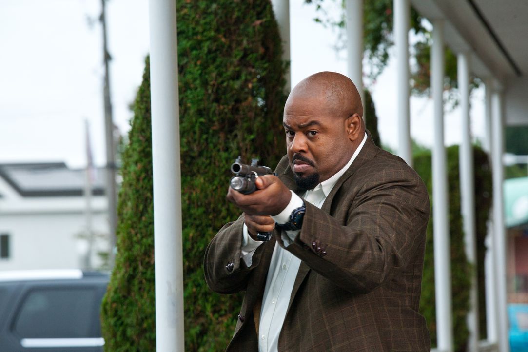 Das Team wird vor einem Motel von Unbekannten attackiert: Winston (Chi McBride) ... - Bildquelle: 2011  Warner Bros.