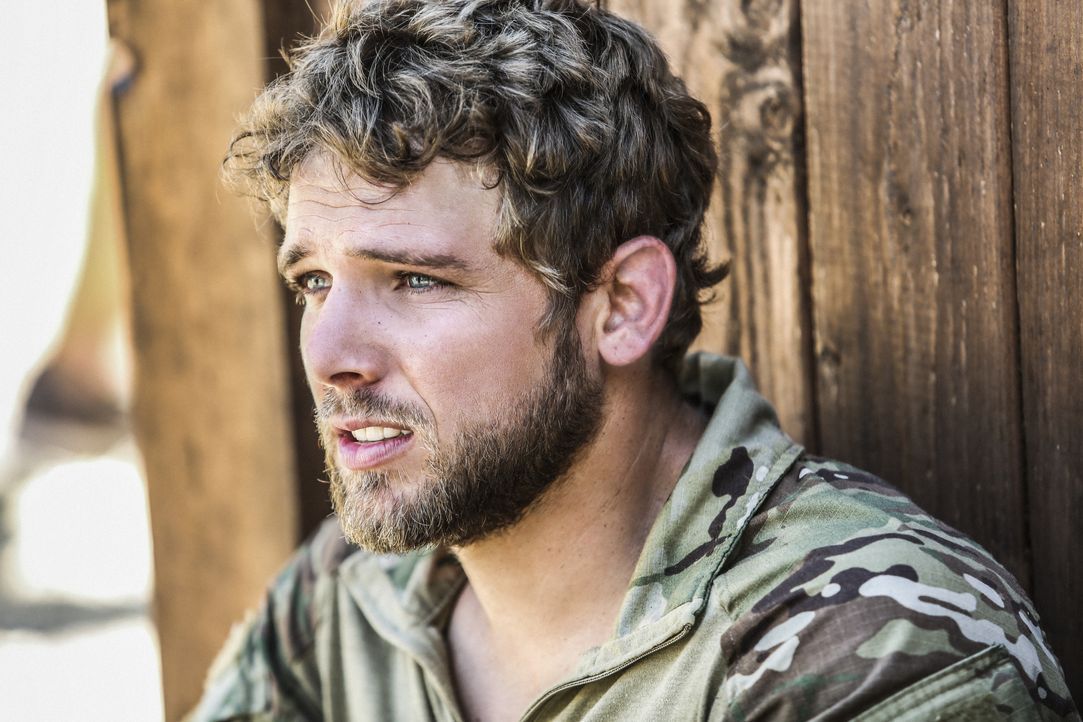 Kann sich der neue Navy SEAL Clay Spenser (Max Thieriot) im Team von Jason Hayes beweisen? - Bildquelle: Erik Voake Erik Voake/CBS   2017 CBS Broadcasting, Inc. All Rights Reserved. / Erik Voake