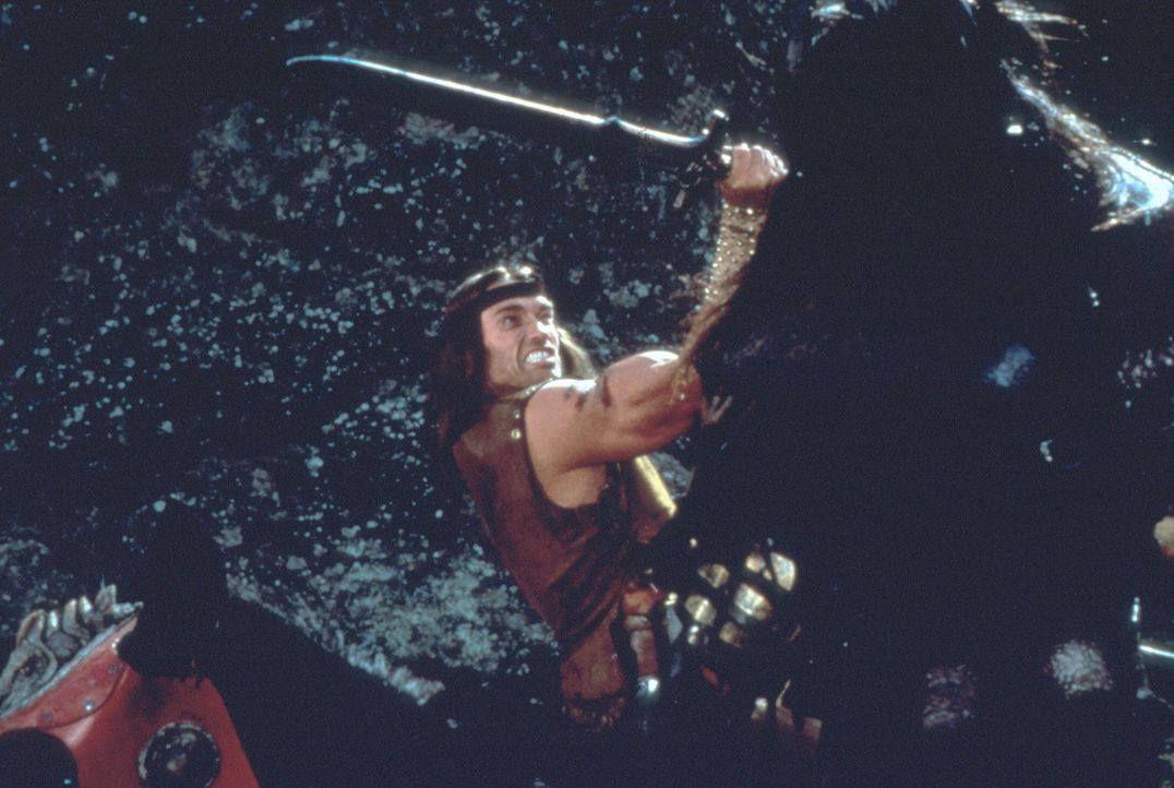 Conan (Arnold Schwarzenegger) trauert immer noch um seine tote Geliebte Valeria, doch da bekommt er von der Königin Tamaris einen Auftrag, die ihm... - Bildquelle: Universal Pictures