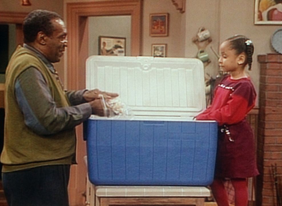 Cliff (Bill Cosby, l.) kontrolliert voller Erwartungen das Lunchpaket, das Clair ihm für seinen beschwerlichen Museumsausflug eingepackt hat. Olivi... - Bildquelle: Viacom