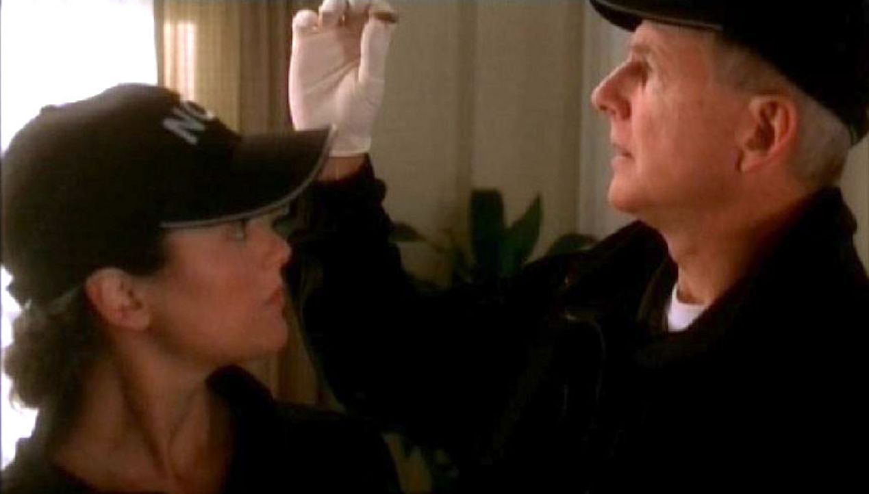 Spezialagent Gibbs (Mark Harmon, r.) und Ziva David (Cote de Pablo, l.) begutachten ein Beweisstück des Tatorts ... - Bildquelle: CBS Television