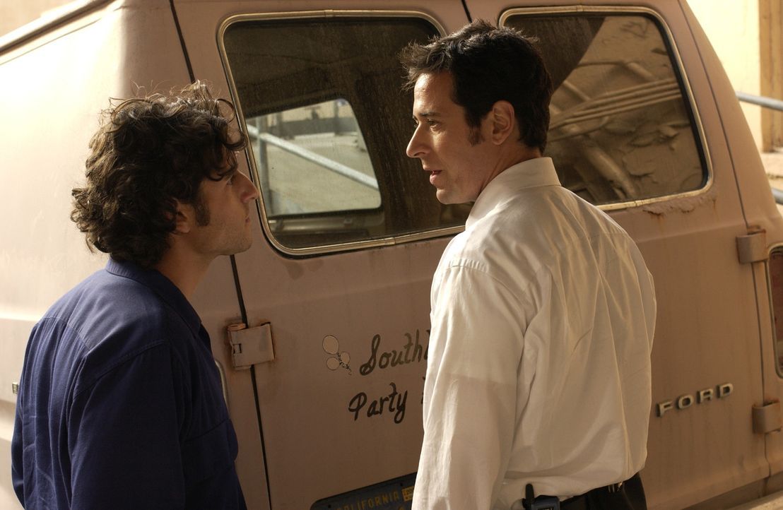 FBI Agent Don (Rob Morrow, r.) will einen Serienvergewaltiger zur Strecke bringen, doch er hat keine handfeste Spur. Sein Bruder Charlie (David Krum... - Bildquelle: Paramount Network Television