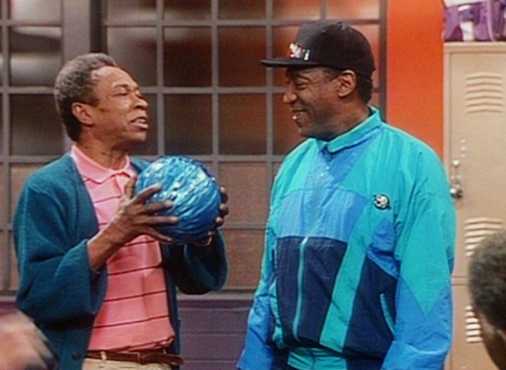 Jam wundert sich über die exquisite Bowlingkugel, die Cliff (Bill Cosby, r.) sein eigen nennt. - Bildquelle: Viacom