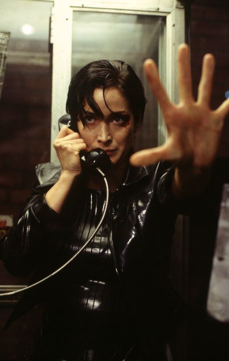 Mithilfe von Telefonleitungen können Trinity (Carrie-Anne Moss) und Co. in die Matrix hinein gehen und aus ihr entkommen. - Bildquelle: Warner Bros. Pictures