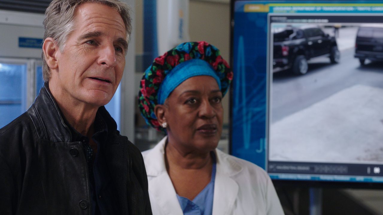 Dwayne Pride (Scott Bakula, l.); Loretta Wade (CCH Pounder, r.) - Bildquelle: 2021 CBS Broadcasting Inc. All Rights Reserved.