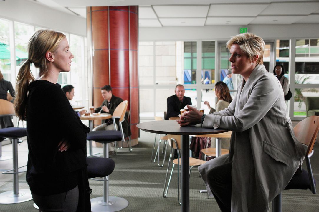 Emily (Molly Price, r.) kommt überraschend zu Besuch. Werden sie und ihre Schwester Samantha (Poppy Montgomery, l.) sich wieder annähern? - Bildquelle: Warner Bros. Entertainment Inc.