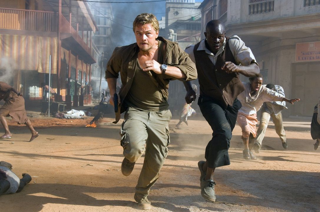 Geraten ins Visier der Rebellen: Danny Archer (Leonardo DiCaprio, l.) und Solomon Vandy (Djimon Hounsou, r.) ... - Bildquelle: Warner Bros.