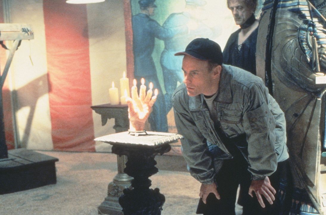 Erstaunt betrachtet Dr. George (Matt Frewer, l.) in Anwesenheit von Quicksilver (Christopher Lloyd, r.) einen Kerzenständer in Form einer abgeschla... - Bildquelle: 20th Century Fox Film Corporation