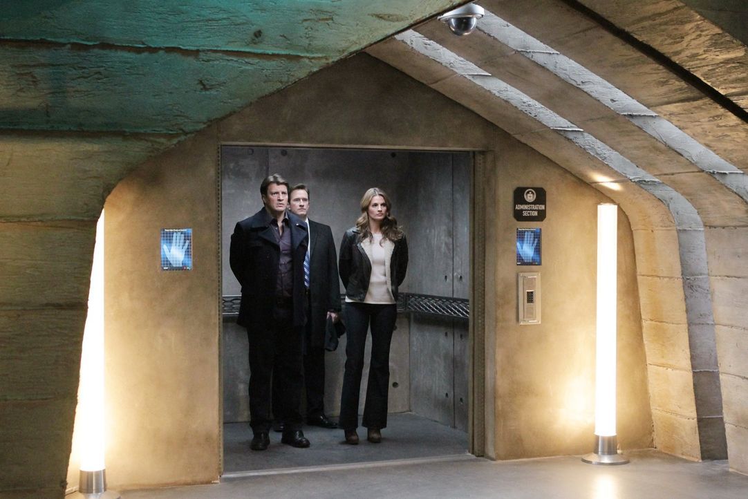 Jones (Russell Edge, M.) bringt Beckett (Stana Katic, r.) und Castle (Nathan Fillion, l.) in ein Geheimversteck der CIA ... - Bildquelle: 2012 American Broadcasting Companies, Inc. All rights reserved.