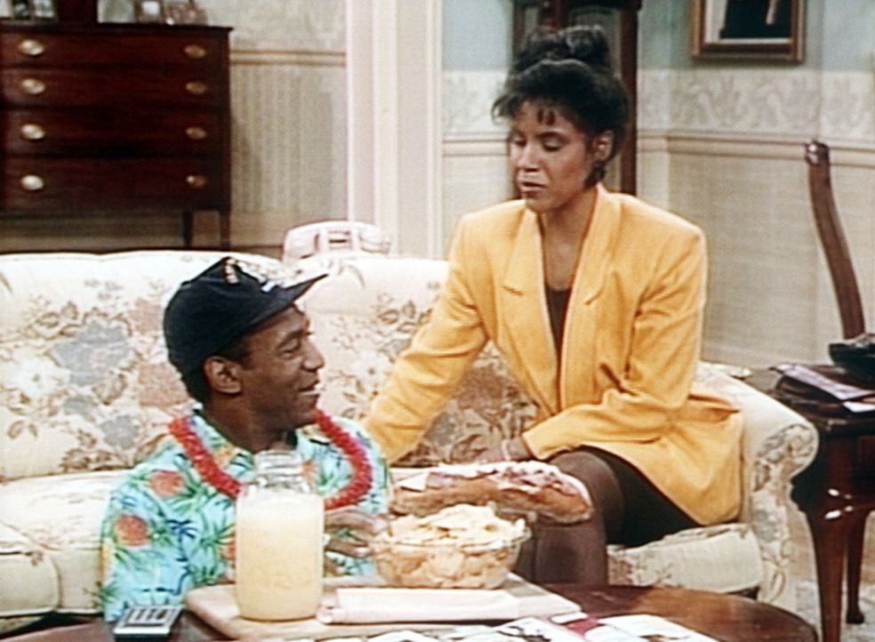 Clair (Phylicia Rashad, r.) hat Cliff (Bill Cosby, l.) für die Dauer seines Wohnzimmer-Kurzurlaubs von seiner Diät befreit. - Bildquelle: Viacom