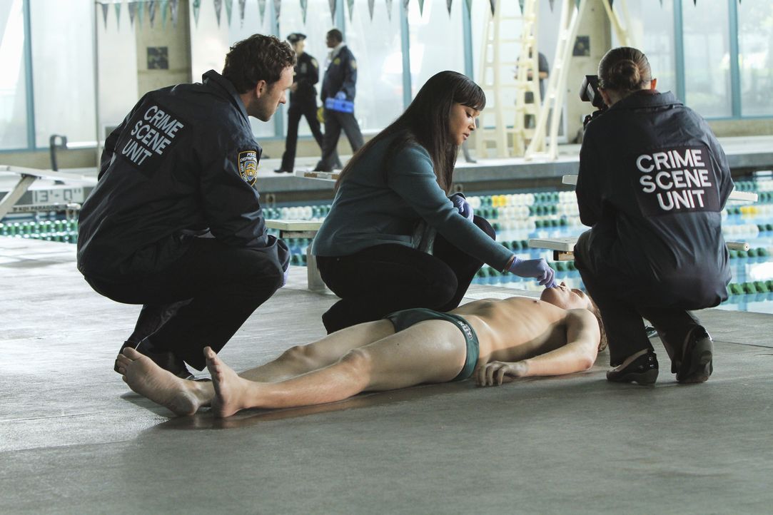 Noch am Tatort versucht Lanie Parish (Tamala Jones, M.), die Todesursache des Hochleistungsschwimmers herauszufinden. - Bildquelle: ABC Studios