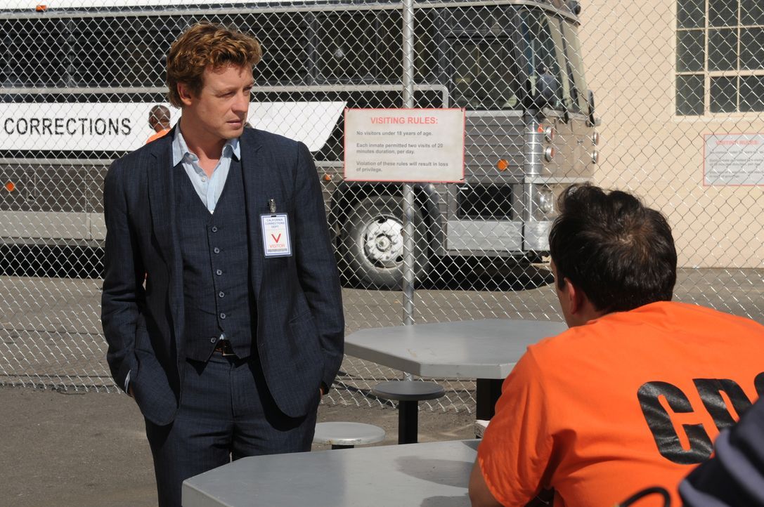 Patrick Jane (Simon Baker, r.) besucht den Inhaftieren Jared Renfrew (Todd Stashwick, l.), der ein Jahr zuvor des Mordes verurteilt wurde. Er will,... - Bildquelle: Warner Bros. Television