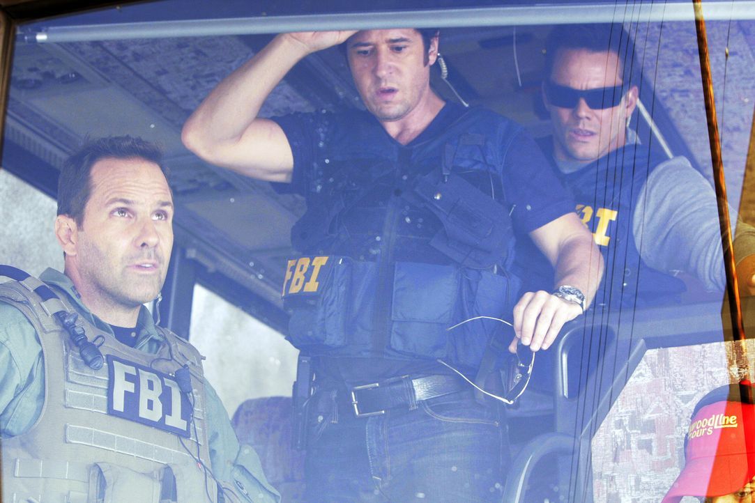 Als das SWAT-Team den Bus stürmt, stellt sich dieser zum Entsetzen des FBI als leer heraus. Don (Rob Morrow, M), Colby (Dylan Bruno, r.) und Tim (C... - Bildquelle: Paramount Network Television