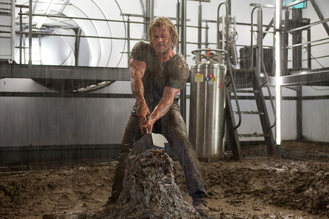 Eigentlich hatte es sich Thor (Chris Hemsworth) einfacher vorgestellt, den Hammer Mjölnir wieder an sich zu nehmen, aber Odin legt ihm Steine in den... - Bildquelle: 2011 MVLFFLLC. TM &   2011 Marvel. All Rights Reserved.