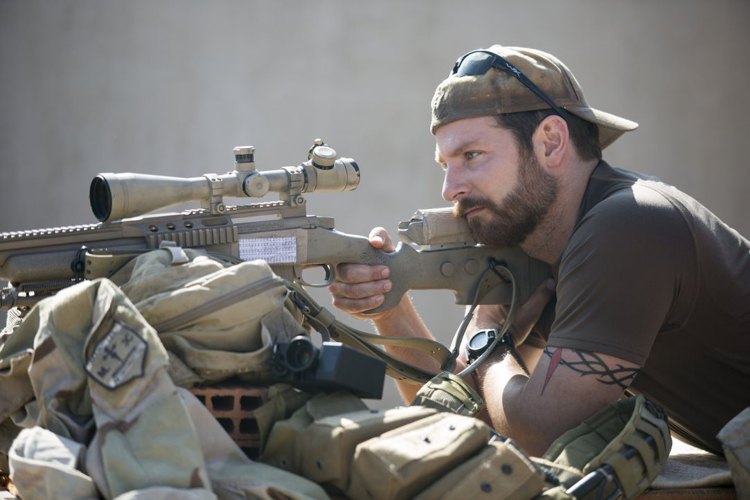 Während daheim sein Leben auseinanderbricht, geht US-Navy-SEAL und Scharfschütze Chris Kyle (Bradley Cooper) zum vierten Einsatz in den Irak. Noch i... - Bildquelle: 2014 Warner Bros. Entertainment Inc.