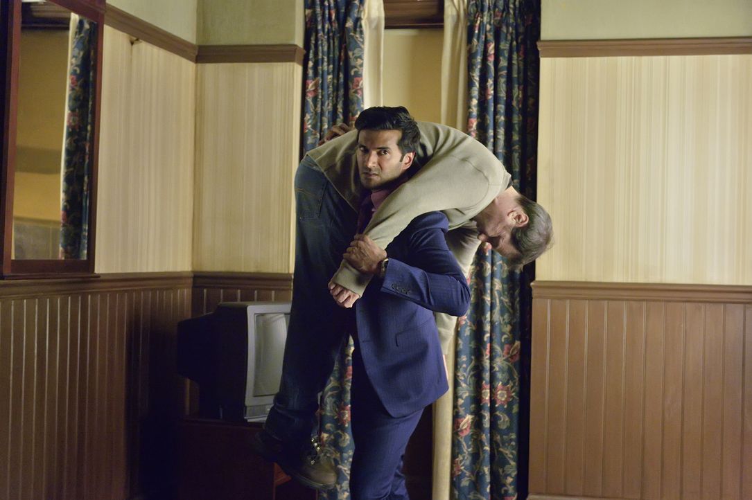 Nachdem Jack (Michael Rhodes, r.) bei einer Gegenüberstellung Gabe (Sendhil Ramamurthy, l.) als Mörder belastet hat, muss er die Rache von Gabe spür... - Bildquelle: 2013 The CW Network, LLC. All rights reserved.
