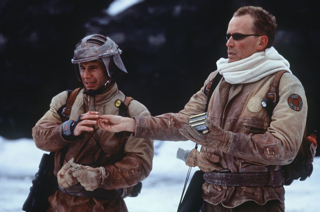 Gemeinsam mit dem jungen Scharfschützen (Andy Lauer, l.) bricht Colonel Hendricksson (Peter Weller, r.) zu Verhandlungen auf ... - Bildquelle: Columbia TriStar