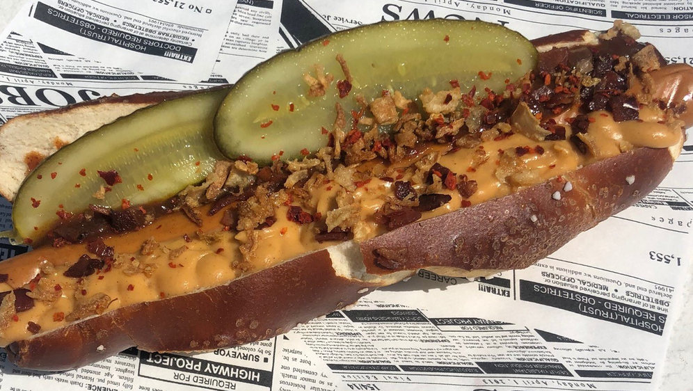 Hot Dogs mit würziger Käsesoße