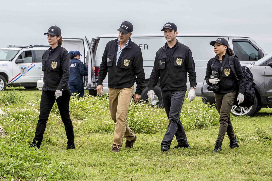 Als die Leiche eines erfahrenen Navy-Tauchers gefunden wird, übernehmen Brody (Zoe McLellan, l.), Pride (Scott Bakula, 2.v.l.), LaSalle (Lucas Black... - Bildquelle: Skip Bolen 2016 CBS Broadcasting, Inc. All Rights Reserved / Skip Bolen