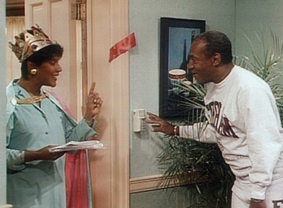 Cliff (Bill Cosby, r.) erklärt Clair (Phylicia Rashad, l.) das elektronische Kombinationsschloss an der Tür ihres neuen, eigenen Zimmers. - Bildquelle: Viacom