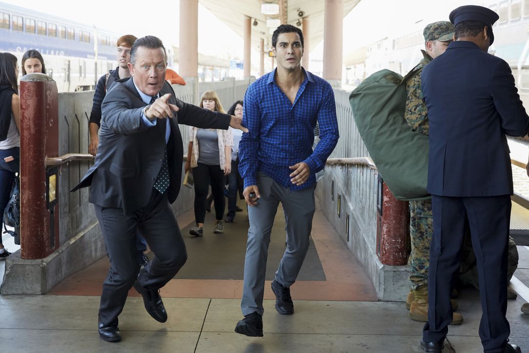 Eigentlich wollten Cabe (Robert Patrick, l.), Walter (Elyes Gabel, r.) und das restliche Scorpion Team lediglich dabei helfen, einen verlorengegange... - Bildquelle: Erik Voake 2016 CBS Broadcasting, Inc. All Rights Reserved. / Erik Voake