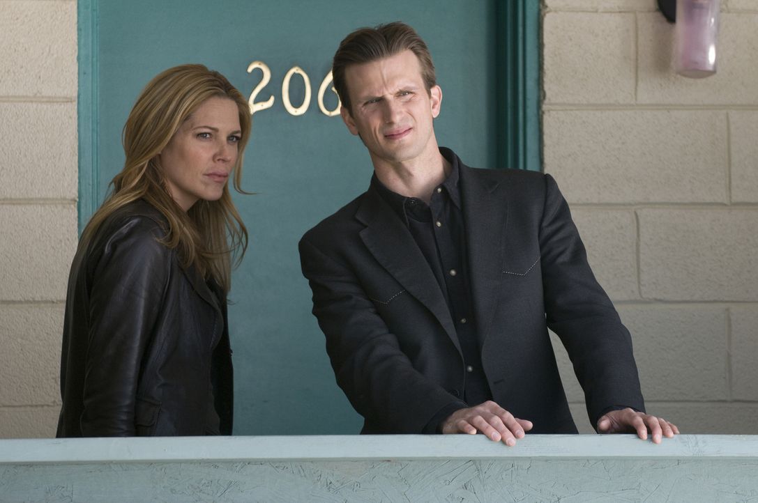Unschuldiger Kronzeuge oder lügender Wall-Street-Hai? Mary (Mary McCormack, l.) und Marshall (Frederick Weller, r.) haben neben ihren Privatprobleme... - Bildquelle: USA Network