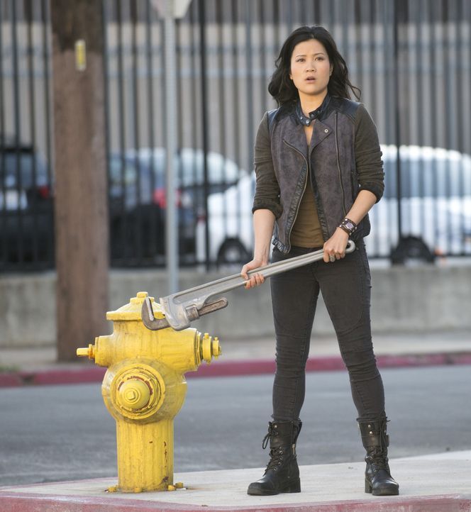 An Happy (Jadyn Wong) kommt so schnell keiner vorbei ... - Bildquelle: Neil Jacobs 2014 CBS Broadcasting, Inc. All Rights Reserved / Neil Jacobs
