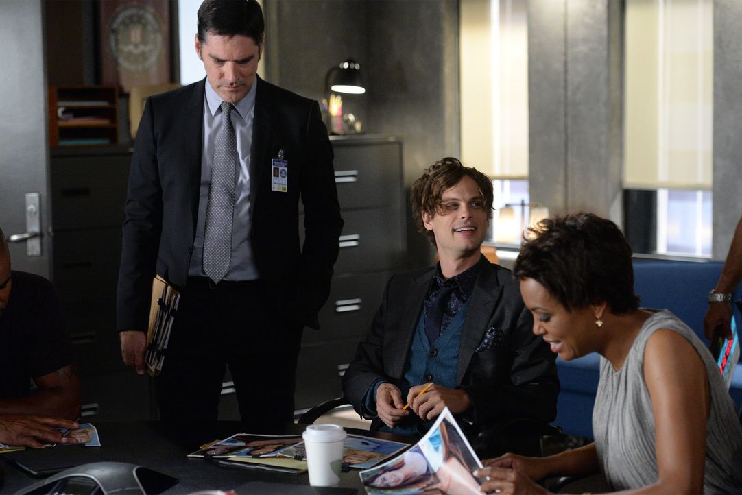 Ein neuer Fall wartet auf Tara (Aisha Tyler, r.), Reid (Matthew Gray, M.) und Hotch (Thomas Gibson, l.) ... - Bildquelle: Darren Michaels 2015 American Broadcasting Companies, Inc. All rights reserved./ Darren Michaels / Darren Michaels