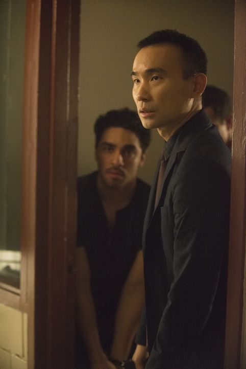 Eilen ihren Kollegen trotz dem tobenden Sturm zur Hilfe, um die Angreifer abzuwehren: Denny (E.J. Bonilla, l.) und Jay (James Hiroyuki Liao, r.) ... - Bildquelle: Barbara Nitke 2015, 2016 Sony Pictures Television Inc. All Rights Reserved. / Barbara Nitke