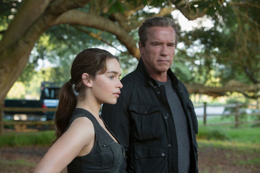 Für Sarah (Emilia Clarke, l.) ist der Terminator "Paps" (Arnold Schwarzenegger, r.) eine echte Bezugsperson geworden. Seit dem sie neun Jahre alt wa... - Bildquelle: © 2015 PARAMOUNT PICTURES. ALL RIGHTS RESERVED.