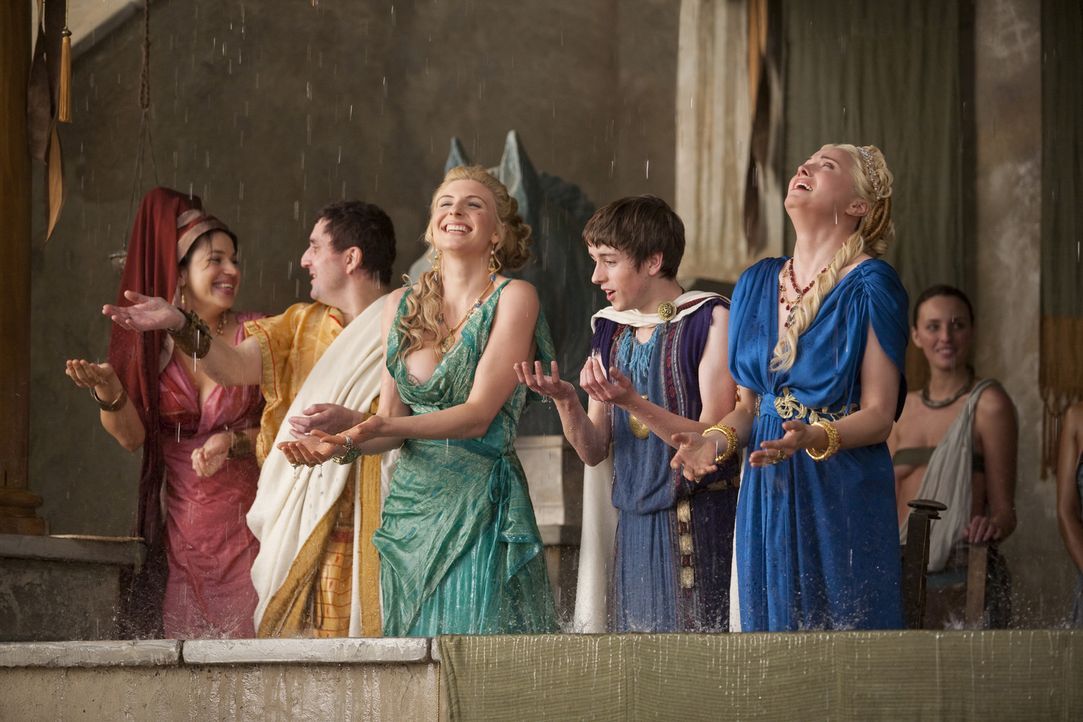 Kaum hat Spartacus Theokoles bezwungen, da haben die Götter ein Einsehen und lassen es endlich regnen: Ilithyia (Viva Bianca, 3.v.r.) und Lucretia... - Bildquelle: 2010 Starz Entertainment, LLC