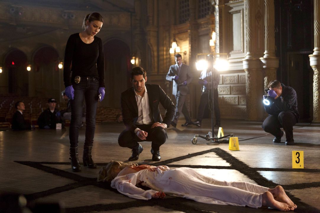 Als eine Frauenleiche in einer sonderbaren Szenerie und mit unerwarteter Botschaft aufgefunden wird, tauchen Chloe (Lauren German, l.) und Lucifer (... - Bildquelle: 2016 Warner Brothers