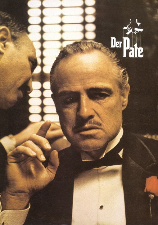 Buonasera (Salvatore Corsitto, l.) überbringt Vito Corleone (Marlon Brando, r.), dem mächtigsten Paten von New York, eine Nachricht ... - Bildquelle: Paramount Pictures