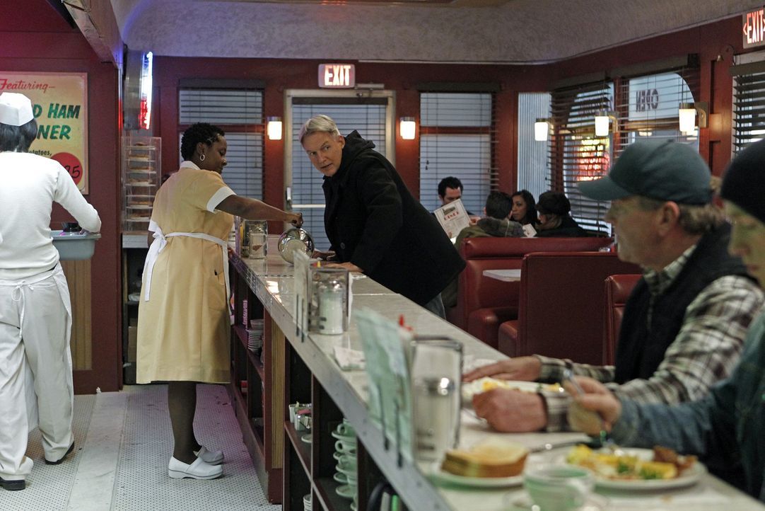 Während seines allmorgendlichen Stopps für Kaffee in einem Diner findet sich Gibbs (Mark Harmon, M.) auf einmal in einem Schusswechsel wieder. Im Mo... - Bildquelle: CBS Television