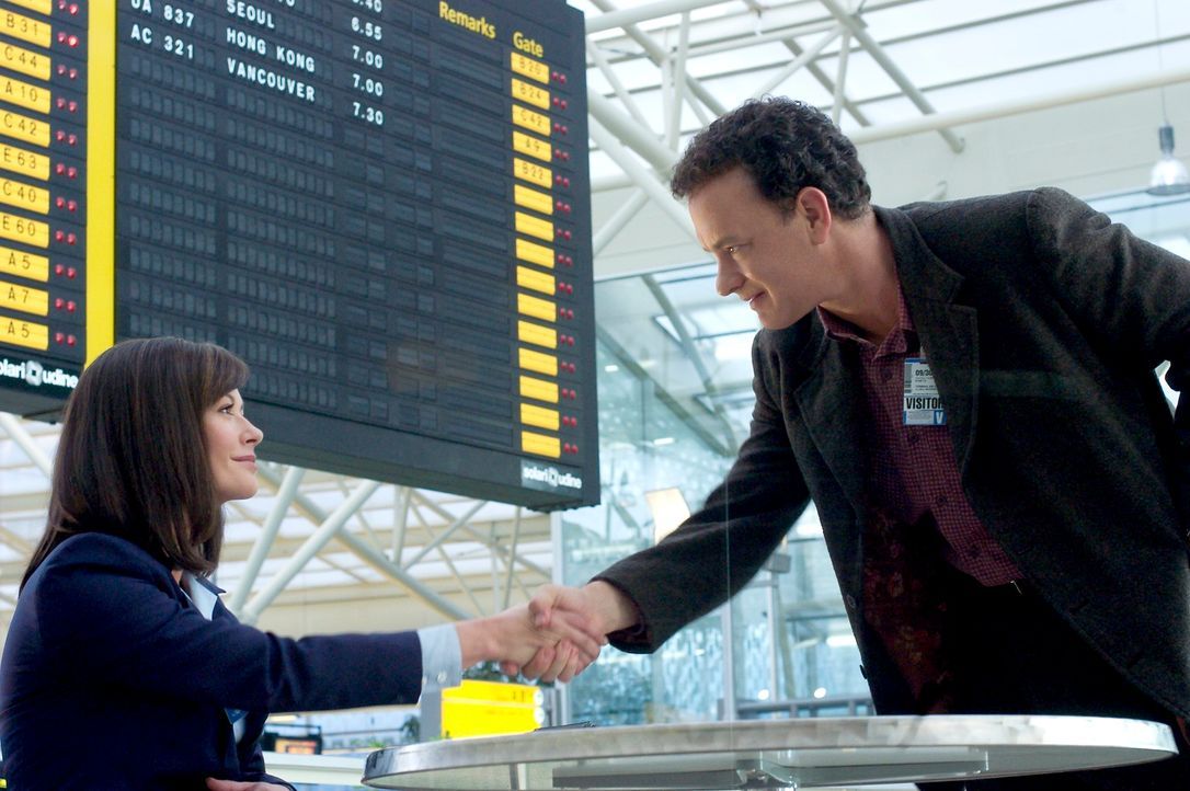 Gestrandet auf dem internationalen Flughafen JFK, mit einem Pass von Nirgendwo, ist es Viktor (Tom Hanks, r.) nun nicht mehr gestattet, in die Verei... - Bildquelle: Merrick Morton DreamWorks Distribution LLC