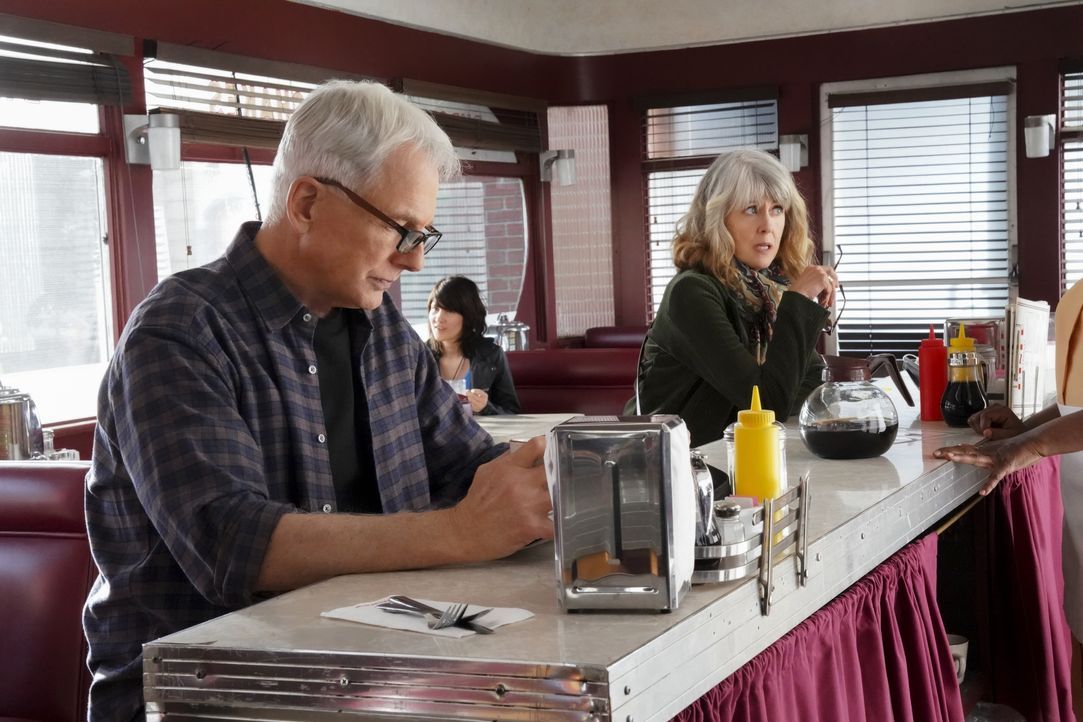 Leroy Jethro Gibbs (Mark Harmon, l.); Marcie Warren (Pam Dawber, r.) - Bildquelle: Bill Inoshita © 2021 CBS Broadcasting, Inc. All Rights Reserved. / Bill Inoshita