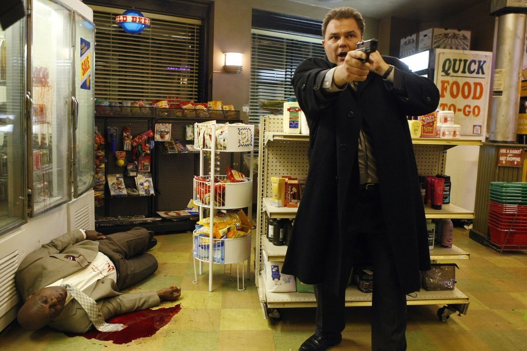 Kann Det. Nick Vera (Jeremy Ratchford, r.) den Schützen, der Det. Will Jeffries (Thom Barry, l.) angeschossen hat, dingfest machen? - Bildquelle: Warner Bros. Television
