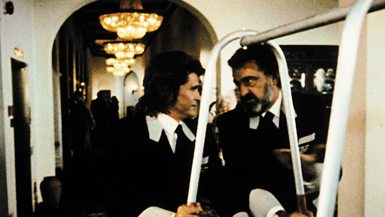 Jonathan (Michael Landon, l.) und Mark (Victor French, r.) müssen diesmal ihren Auftrag als Hotelpagen erfüllen. - Bildquelle: Worldvision Enterprises, Inc.