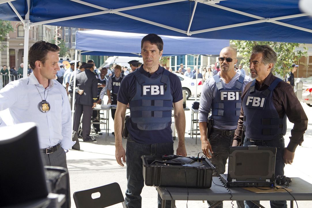 Gemeinsam versuchen sie, drei Serienbankräuber zur Strecke zu bringen: Detective William LaMontagne Jr. (Josh Stewart, l.), Hotch (Thomas Gibson, 2.... - Bildquelle: Monty Brinton © 2012 American Broadcasting Companies, Inc. All rights reserved. / Monty Brinton